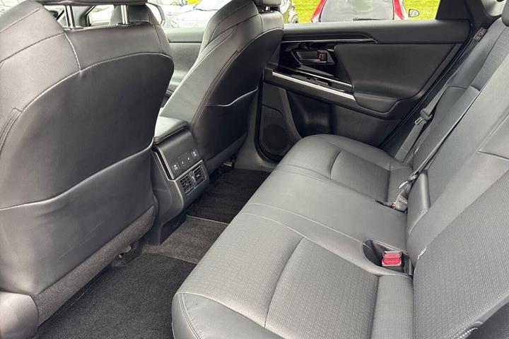 Sølv Toyota BZ4X fra 2025