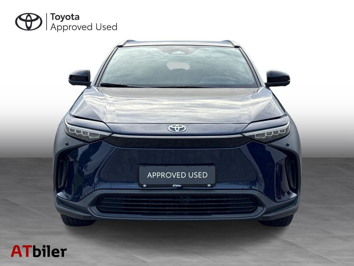 Blå Toyota BZ4X fra 2023