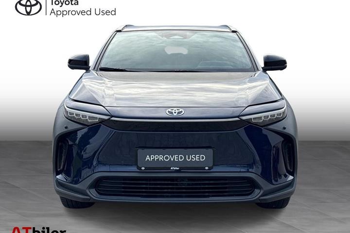 Blå Toyota BZ4X fra 2023