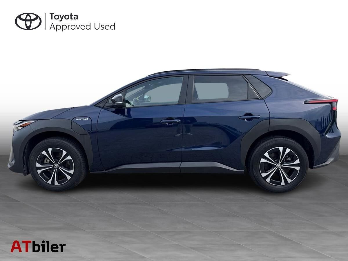 Blå Toyota BZ4X fra 2023