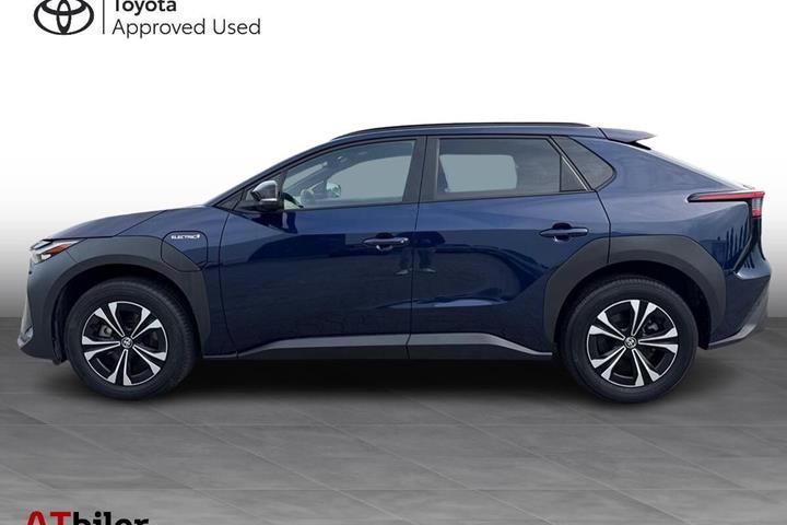 Blå Toyota BZ4X fra 2023