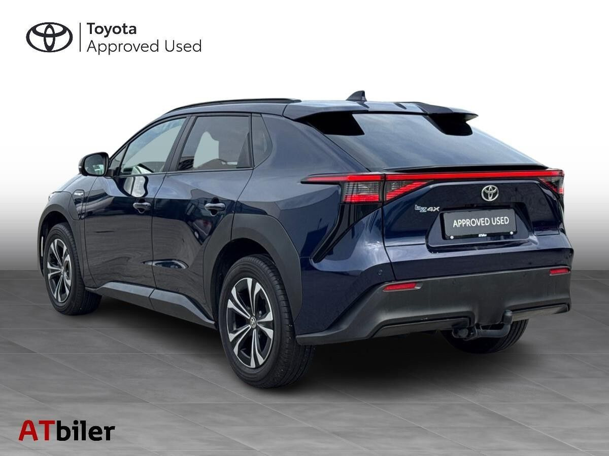 Blå Toyota BZ4X fra 2023
