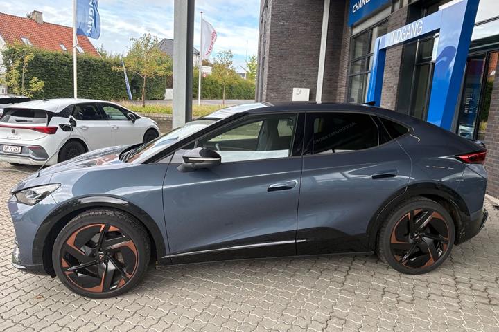 Blå Cupra Tavascan fra 2025