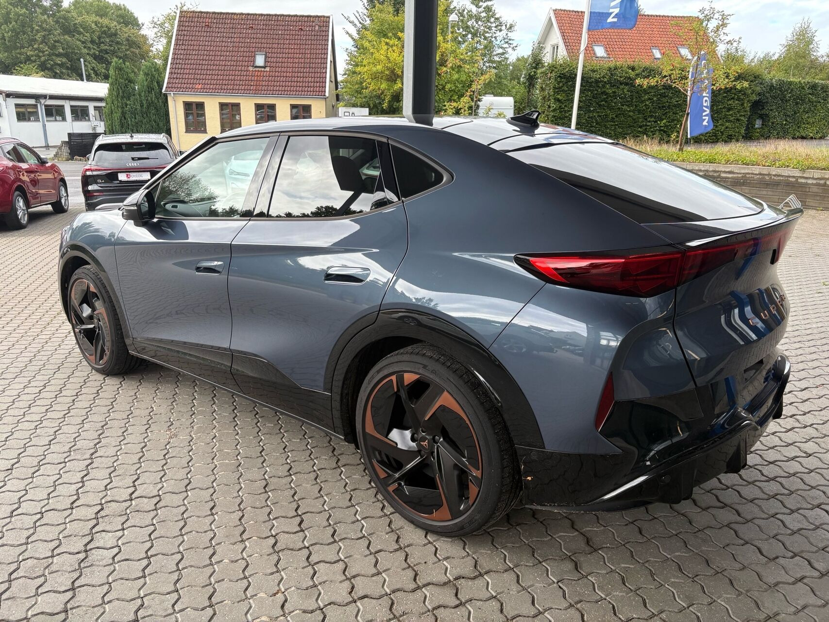 Blå Cupra Tavascan fra 2025