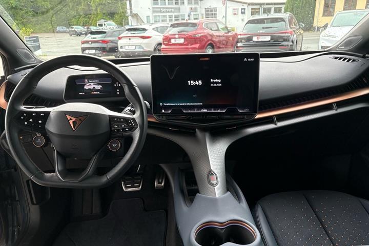 Blå Cupra Tavascan fra 2025