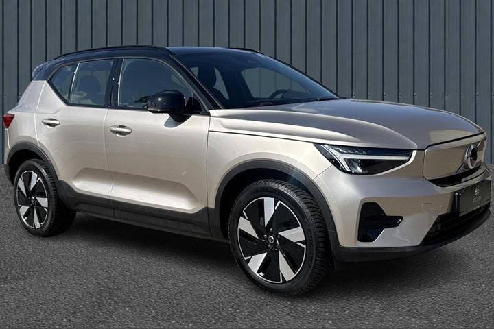Orange Volvo XC40 fra 2024