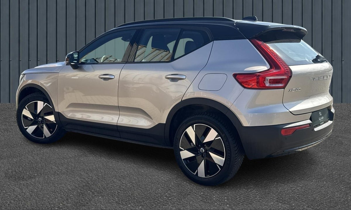 Orange Volvo XC40 fra 2024