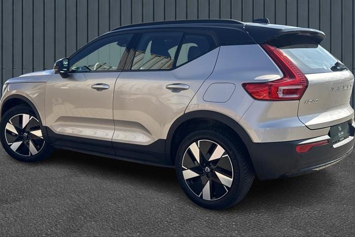 Orange Volvo XC40 fra 2024