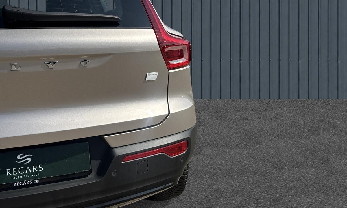 Orange Volvo XC40 fra 2024