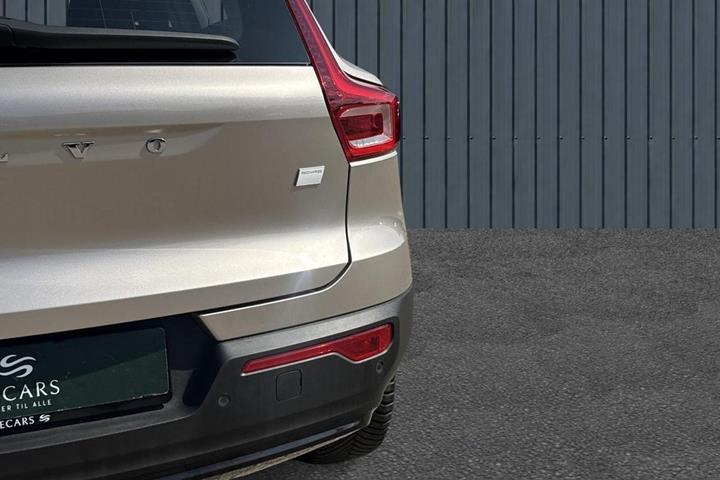 Orange Volvo XC40 fra 2024