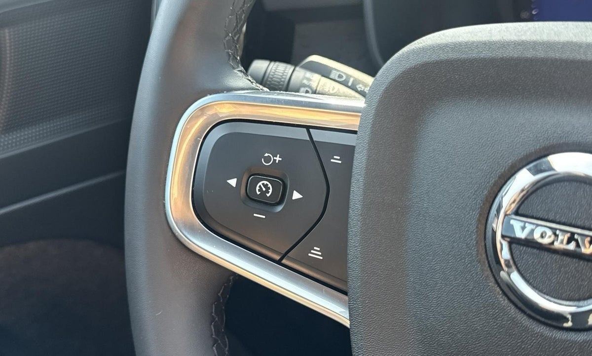Orange Volvo XC40 fra 2024