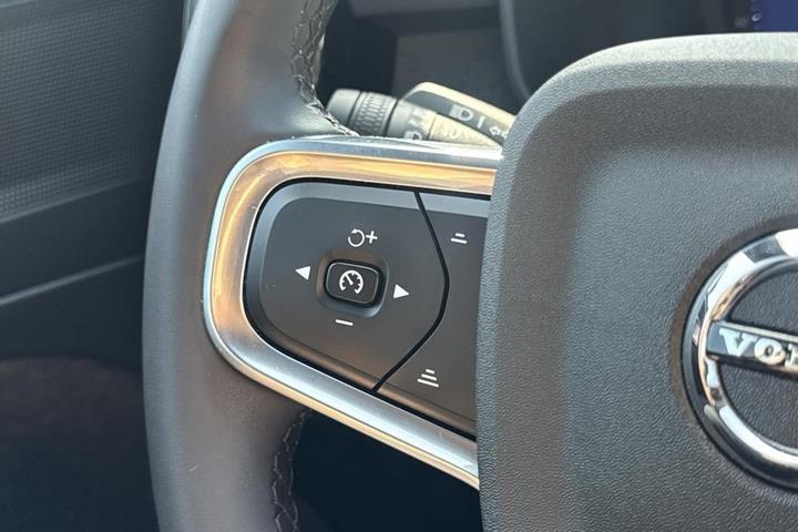 Orange Volvo XC40 fra 2024