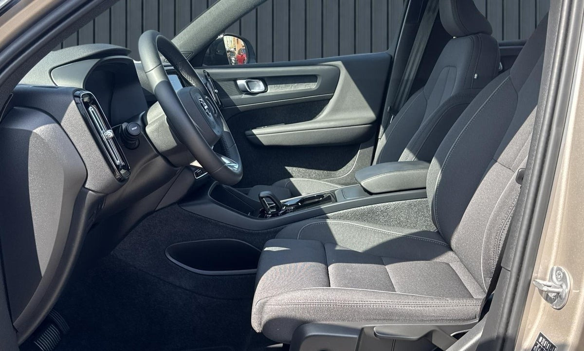 Orange Volvo XC40 fra 2024