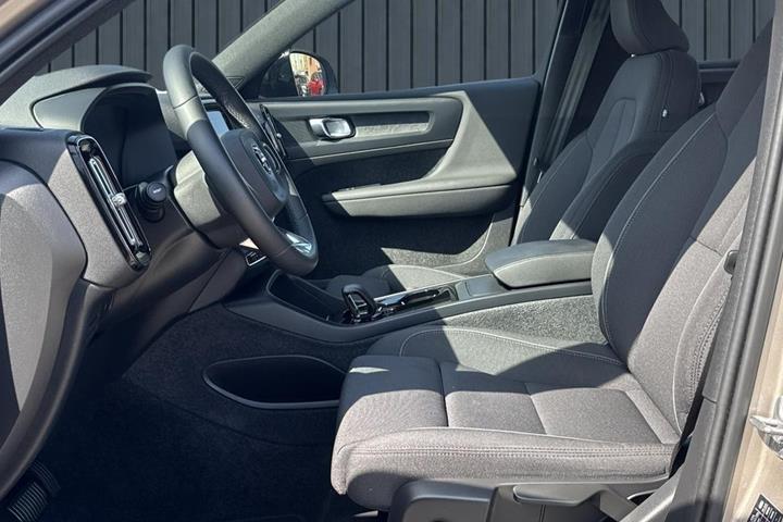 Orange Volvo XC40 fra 2024