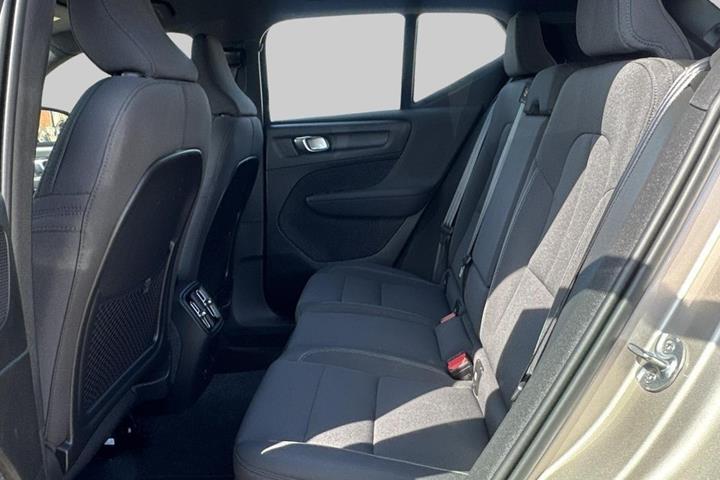 Orange Volvo XC40 fra 2024