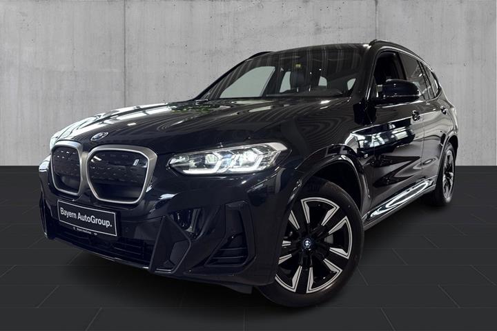 Sort BMW iX3 fra 2023 set udefra