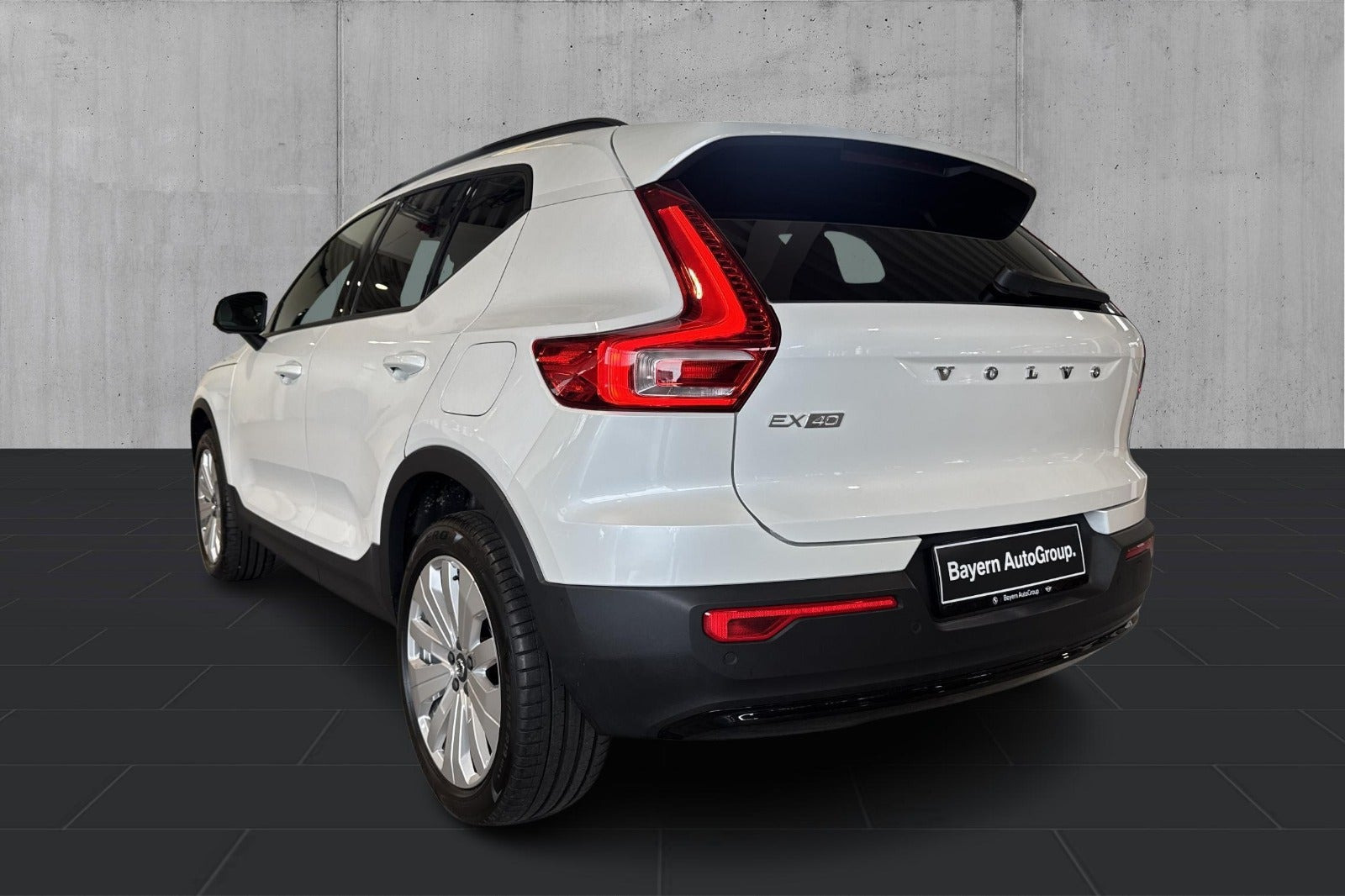 Hvid Volvo EX40 fra 2024