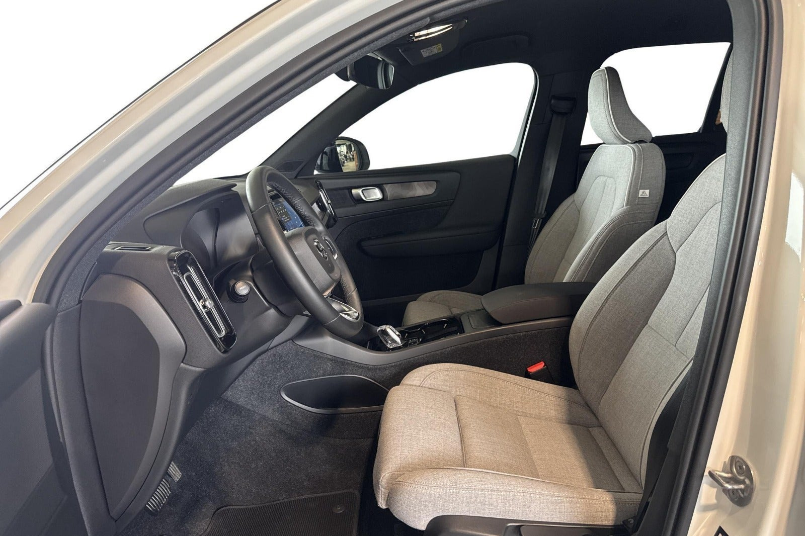 Hvid Volvo EX40 fra 2024