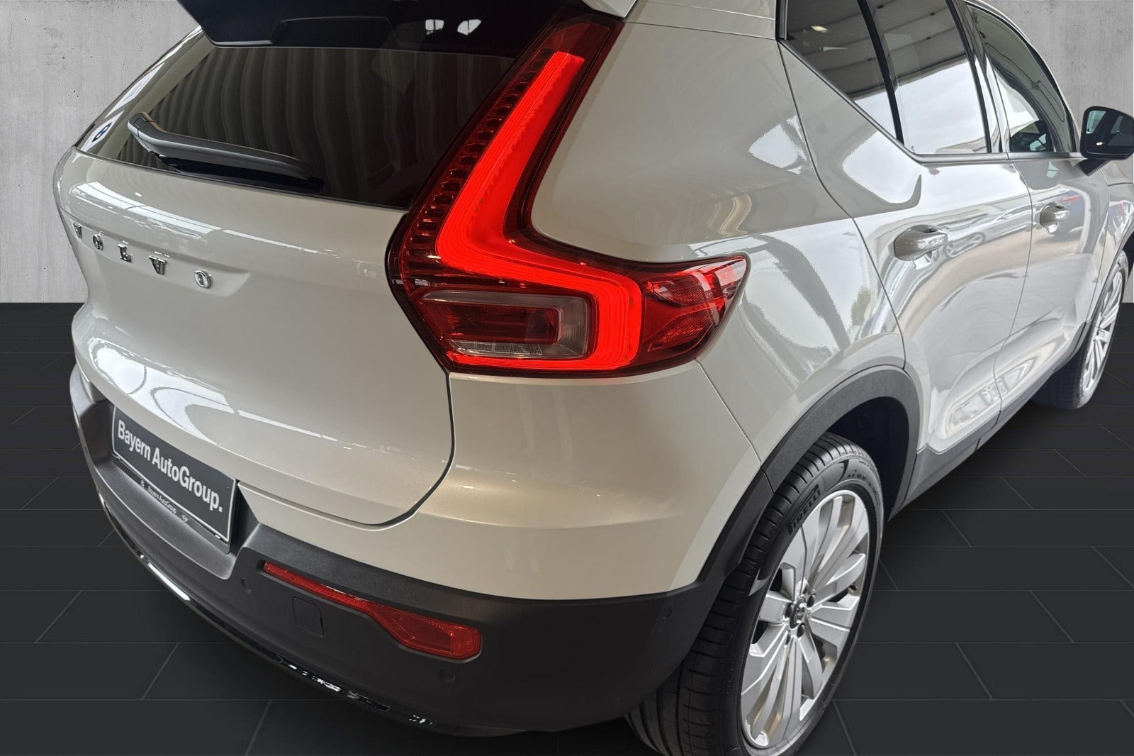 Hvid Volvo EX40 fra 2024