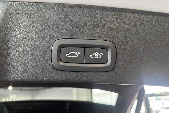 Hvid Volvo EX40 fra 2024