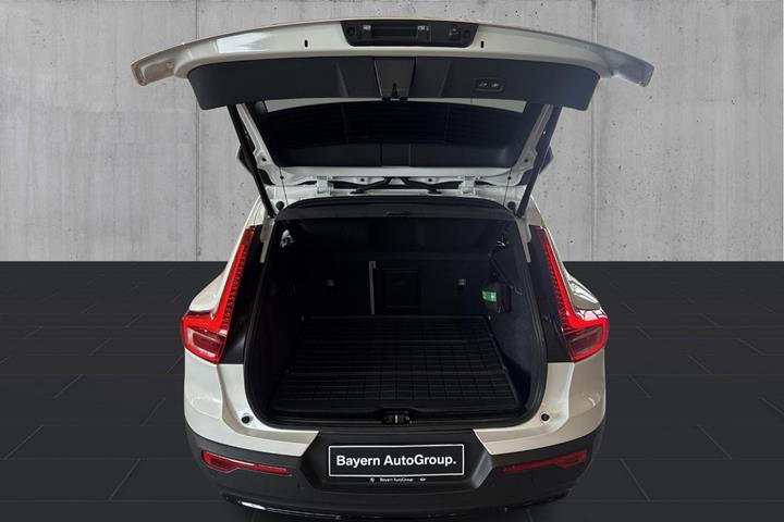 Hvid Volvo EX40 fra 2024