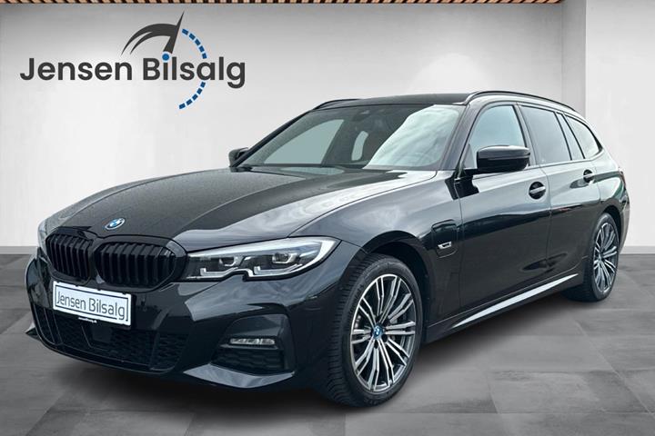 Grøn BMW 330e fra 2022 set udefra