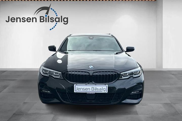 Grøn BMW 330e fra 2022
