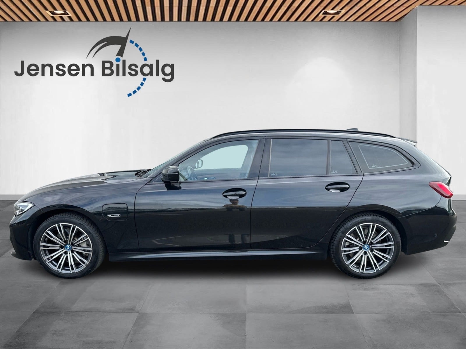 Grøn BMW 330e fra 2022