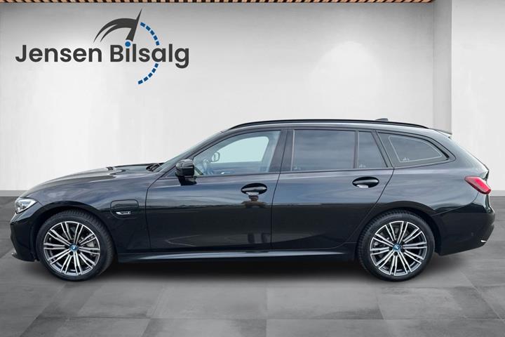 Grøn BMW 330e fra 2022