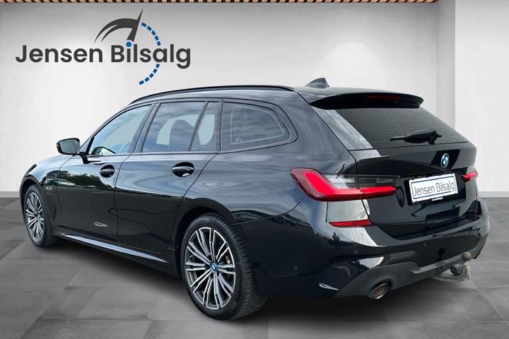 Grøn BMW 330e fra 2022