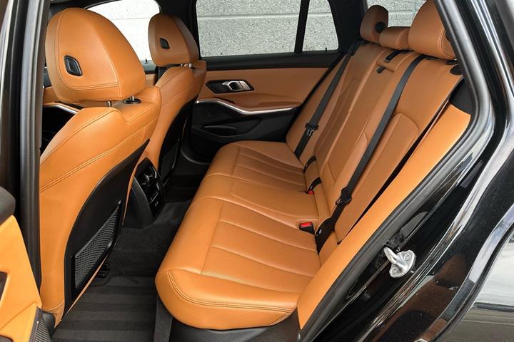 Grøn BMW 330e fra 2022