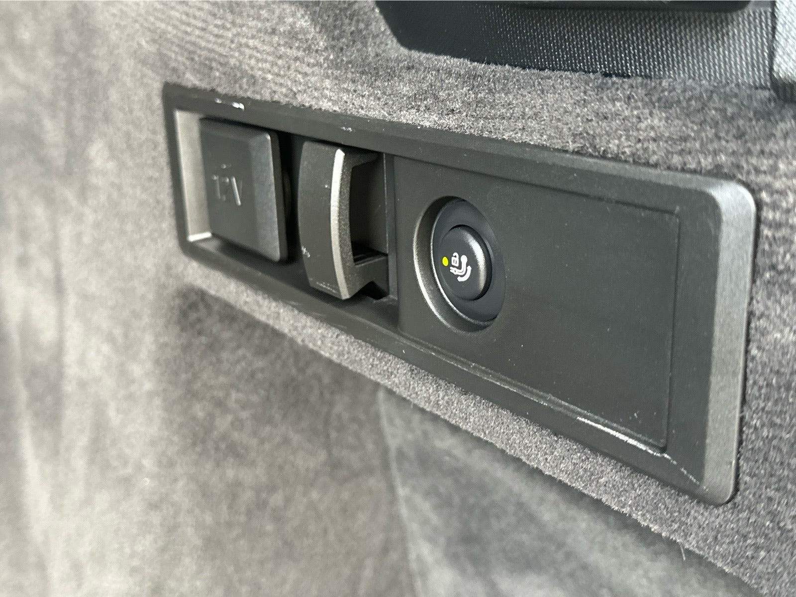 Grøn BMW 330e fra 2022