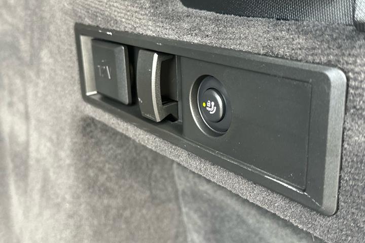 Grøn BMW 330e fra 2022