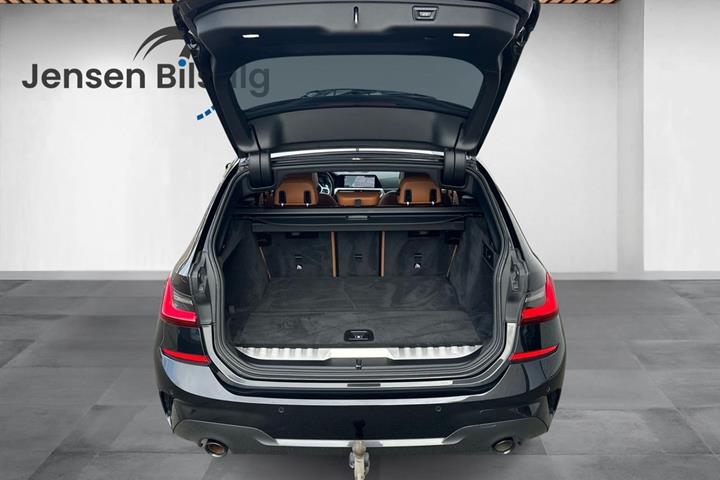 Grøn BMW 330e fra 2022
