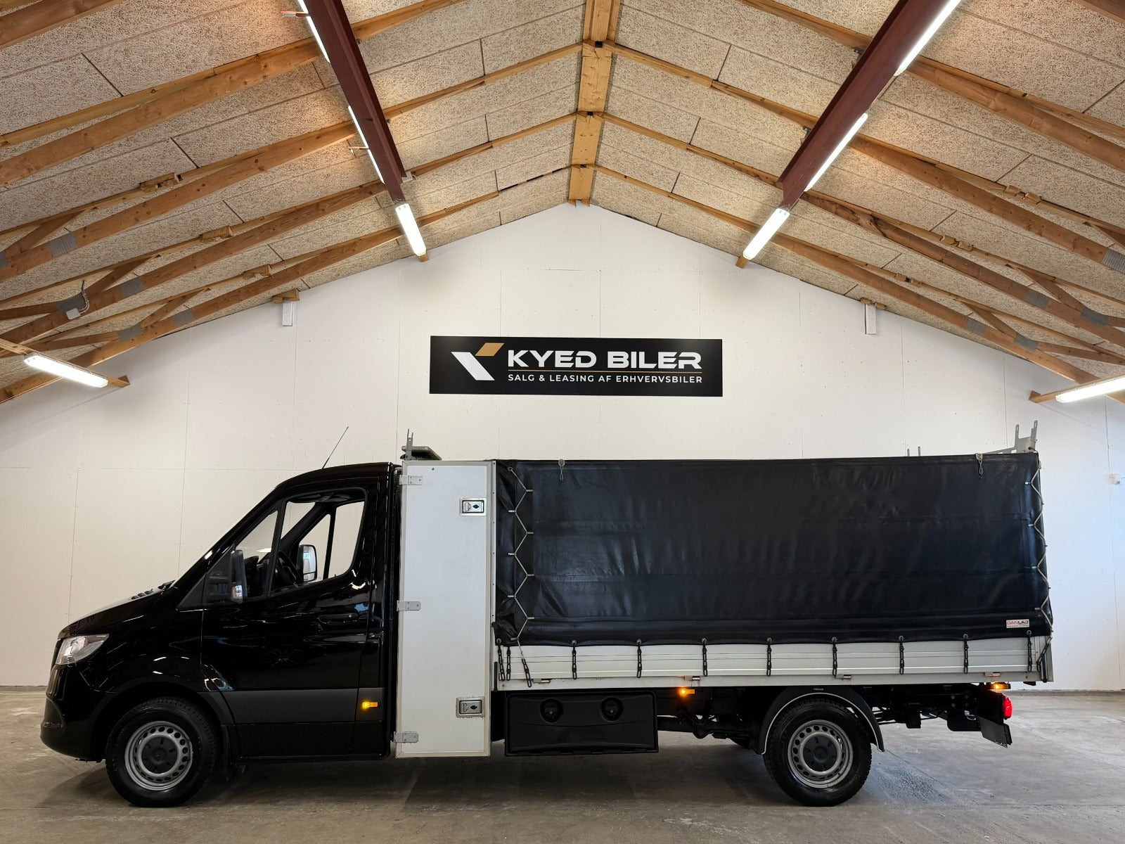 Sort Mercedes Sprinter 319 fra 2020