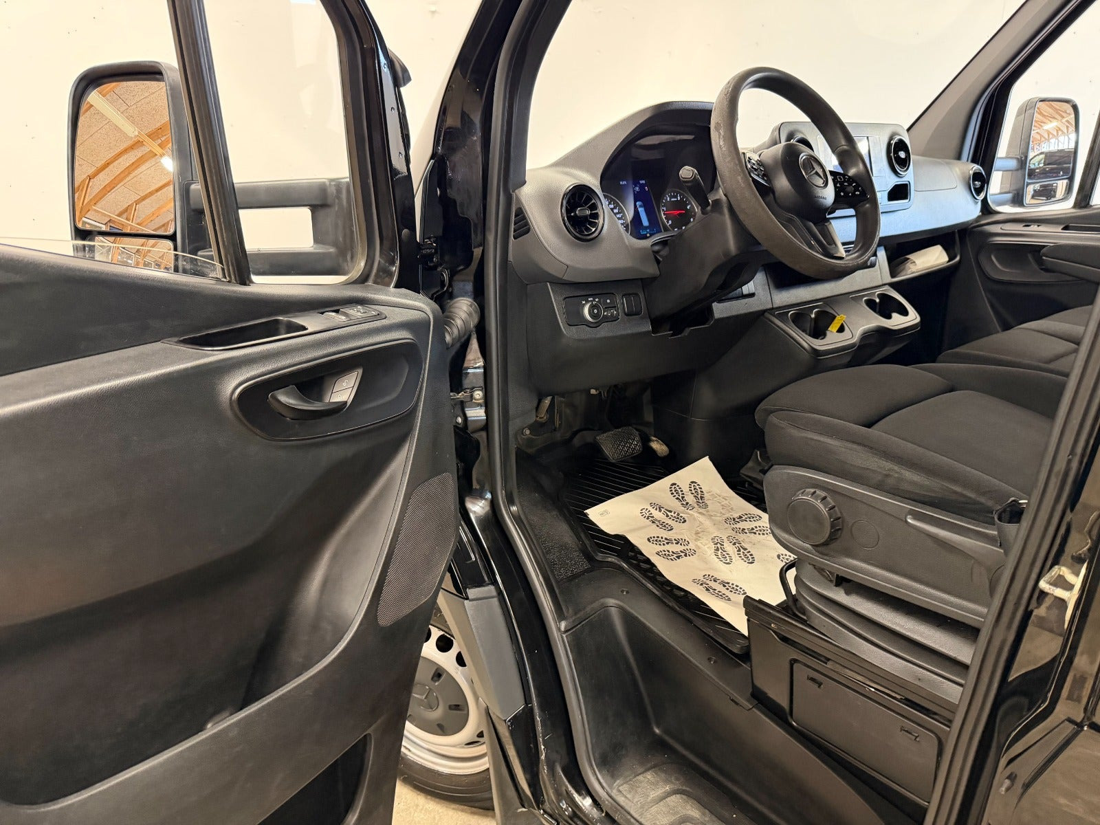 Sort Mercedes Sprinter 319 fra 2020