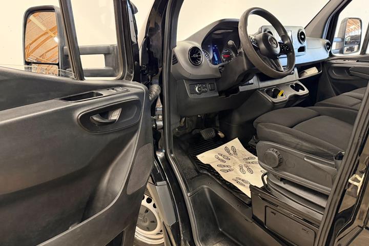 Sort Mercedes Sprinter 319 fra 2020