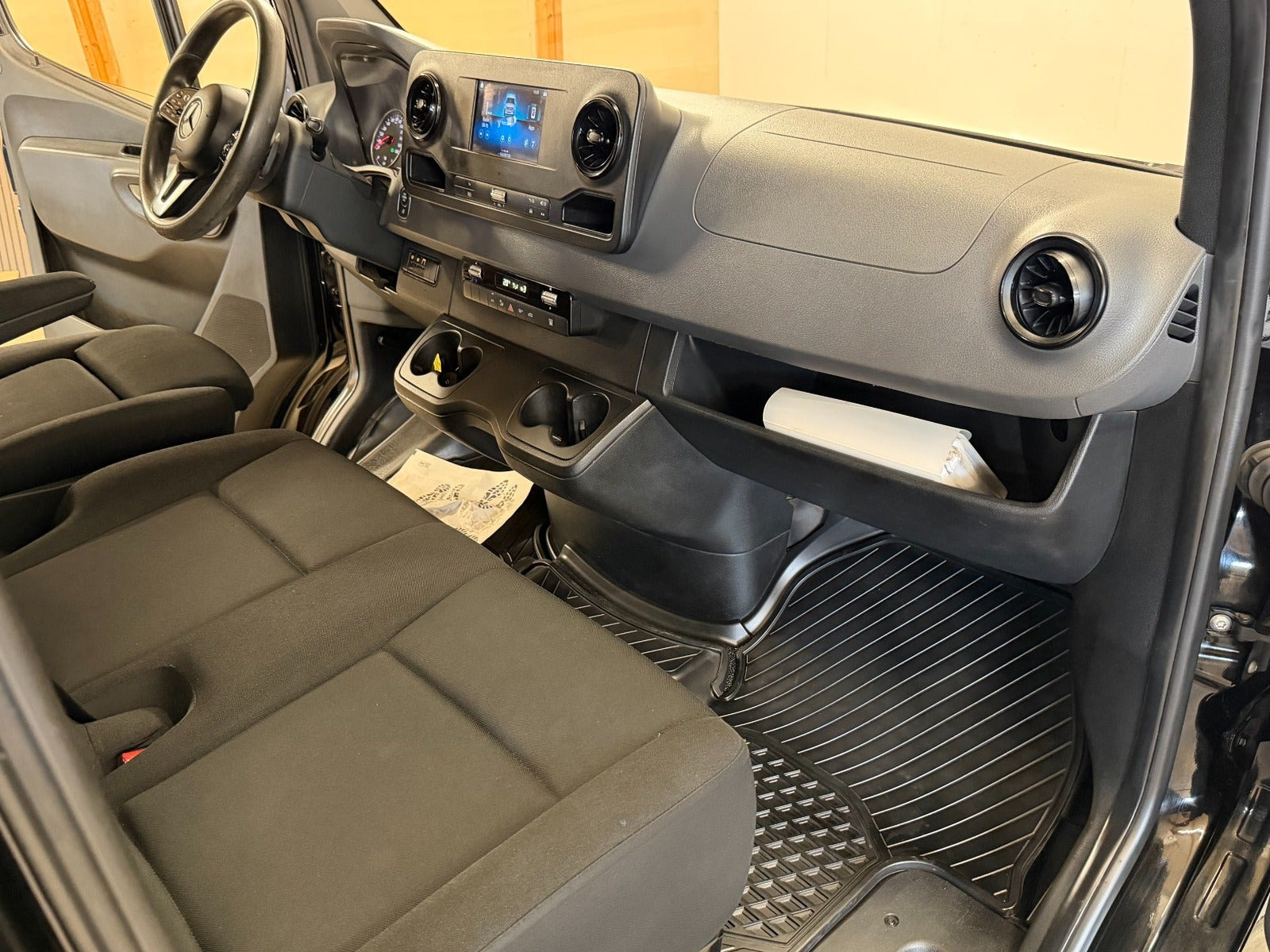 Sort Mercedes Sprinter 319 fra 2020