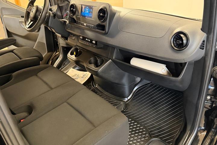 Sort Mercedes Sprinter 319 fra 2020