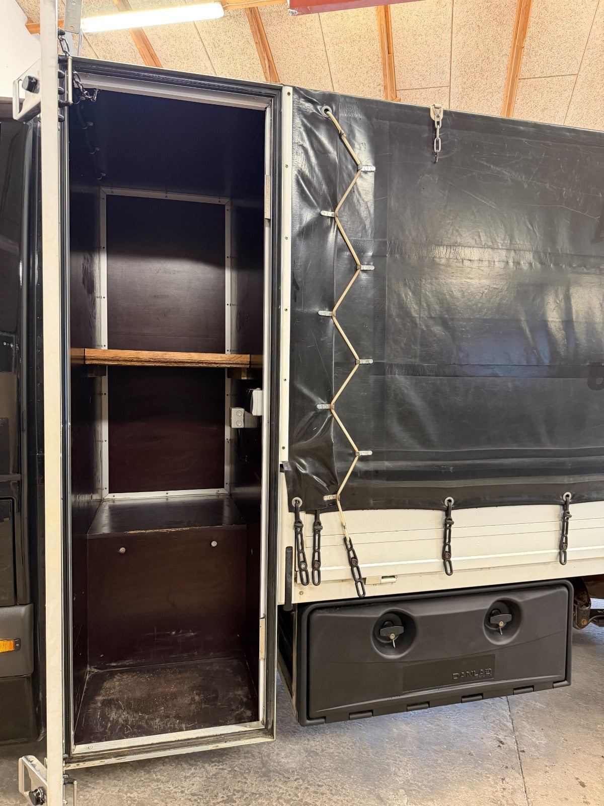 Sort Mercedes Sprinter 319 fra 2020