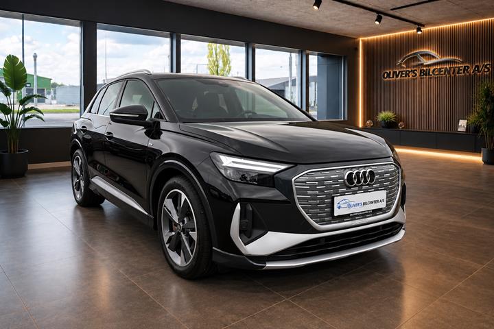 Sort Audi Q4 e-tron fra 2023 set udefra
