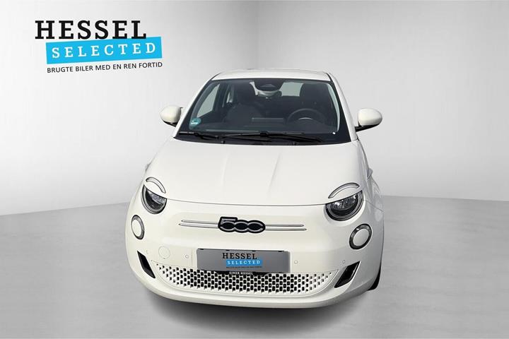Hvid Fiat 500e fra 2024