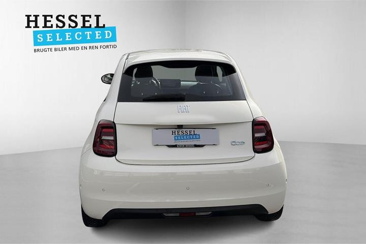 Hvid Fiat 500e fra 2024