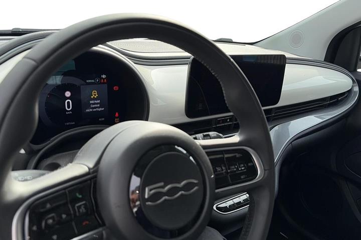 Hvid Fiat 500e fra 2024
