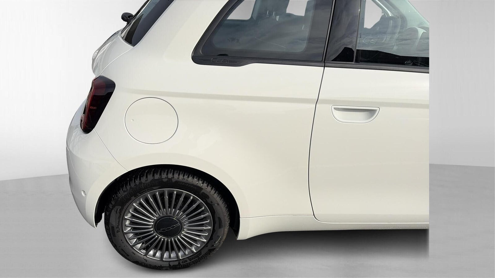 Hvid Fiat 500e fra 2024