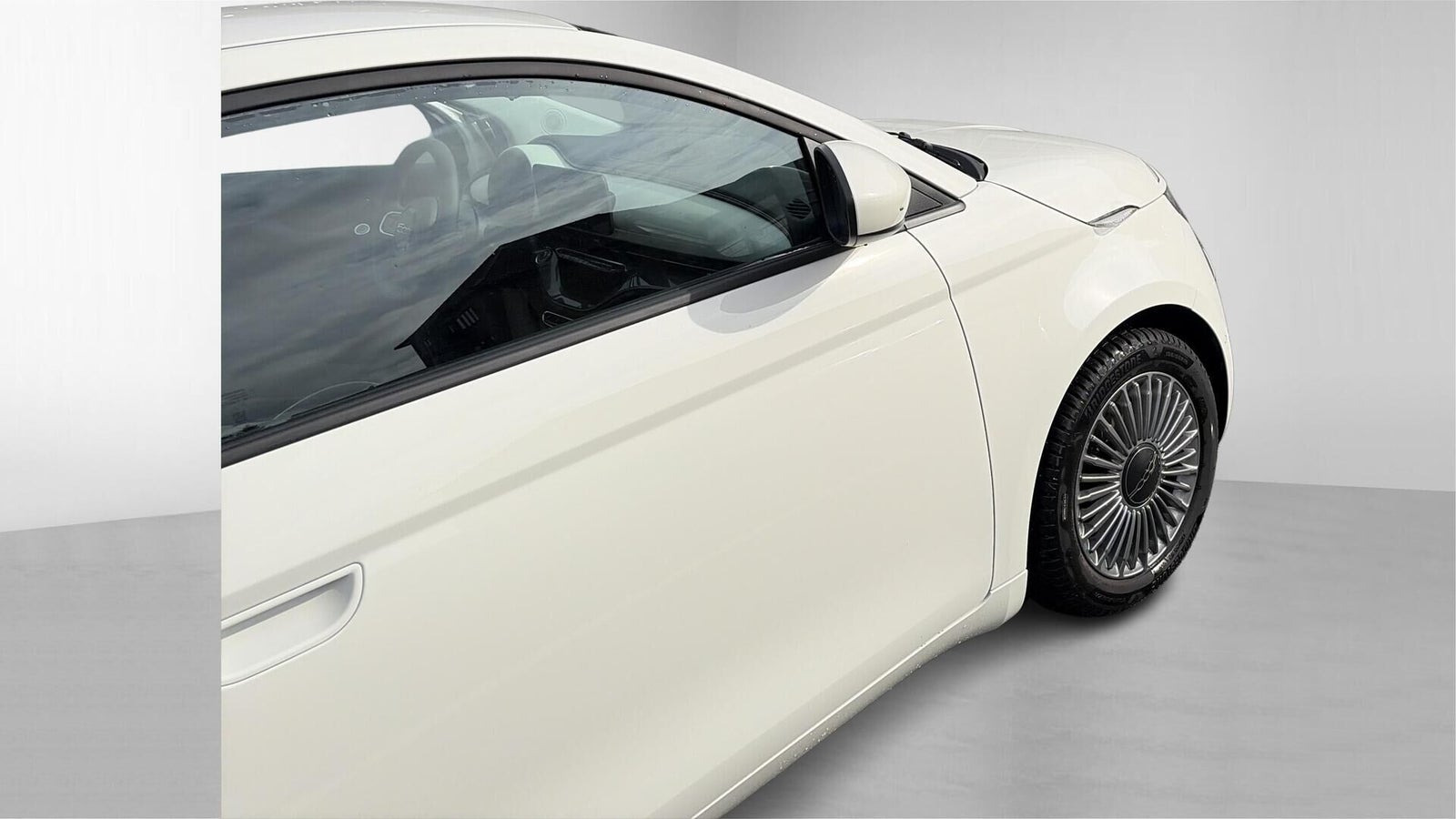 Hvid Fiat 500e fra 2024