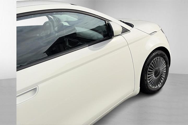 Hvid Fiat 500e fra 2024