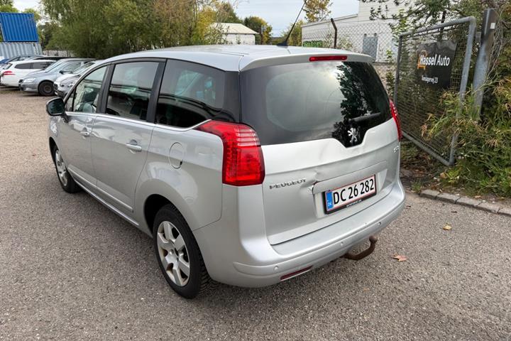 Grøn Peugeot 5008 fra 2012