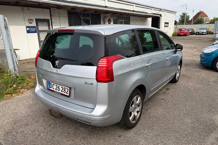 Grøn Peugeot 5008 fra 2012