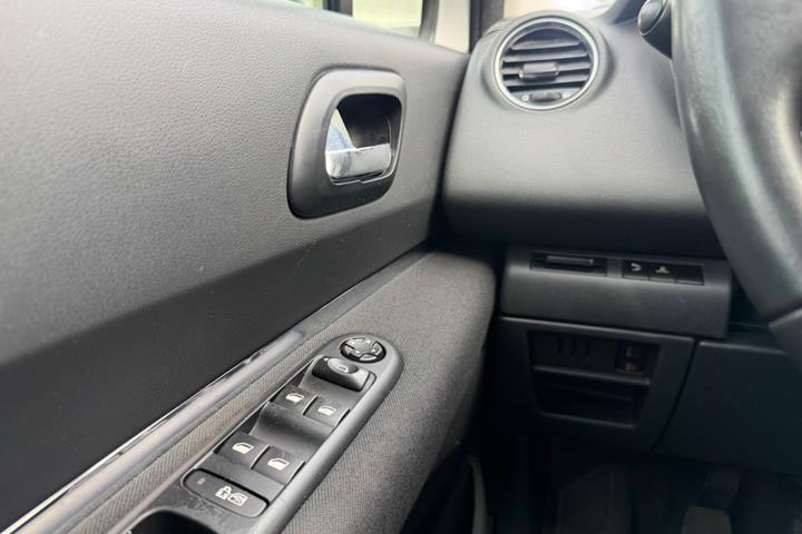 Grøn Peugeot 5008 fra 2012